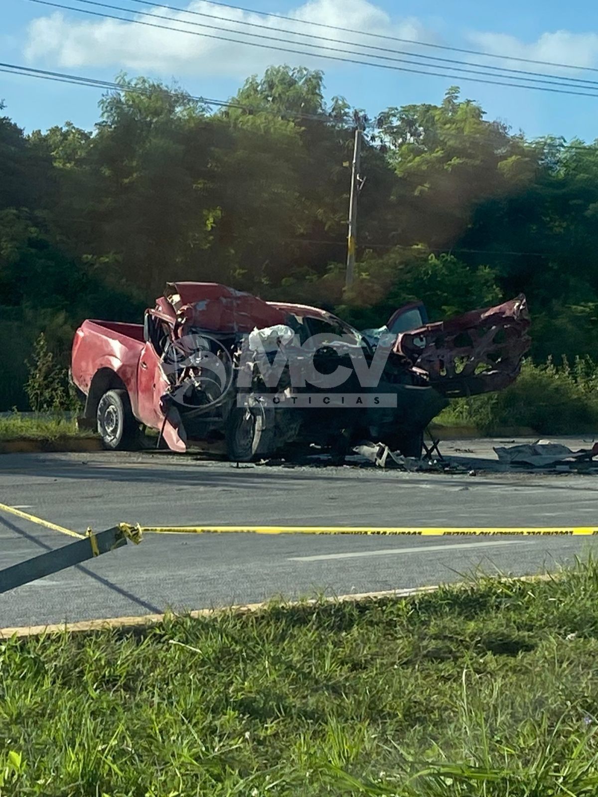 Camioneta roja que impactó contra volquete