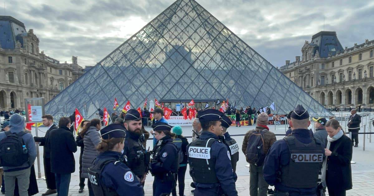 Evacúan el museo del Louvre de París por temor a atentado