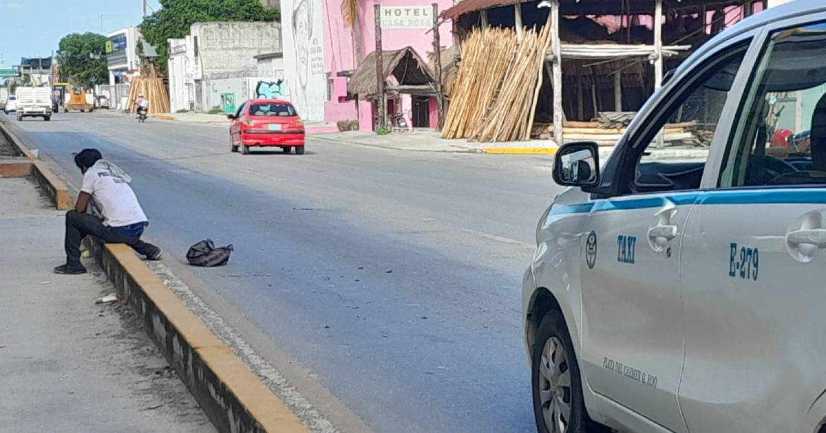 Persona en completo estado de ebriedad que vive bajo los puentes viales es golpeado por un taxista