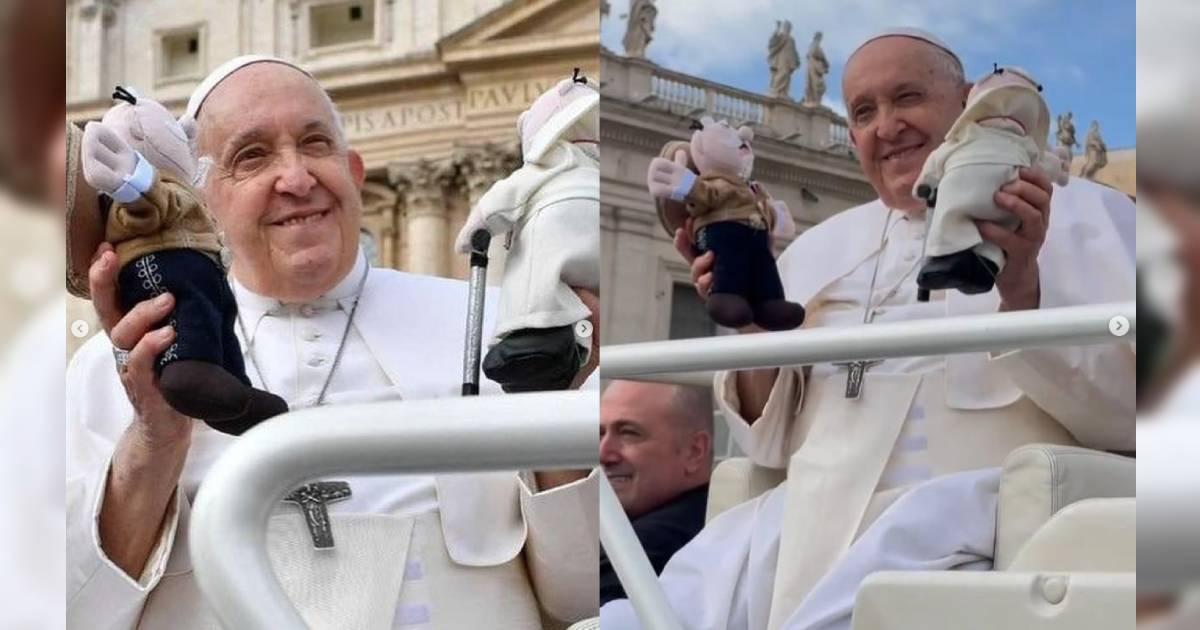 ¡Bellísima Imagen! Dr. Simi de peluche llega a manos del Papa Francisco