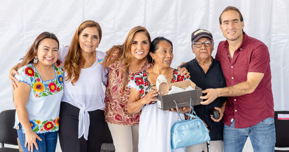 Entregan Lentes y zapatos a familias de Tulum