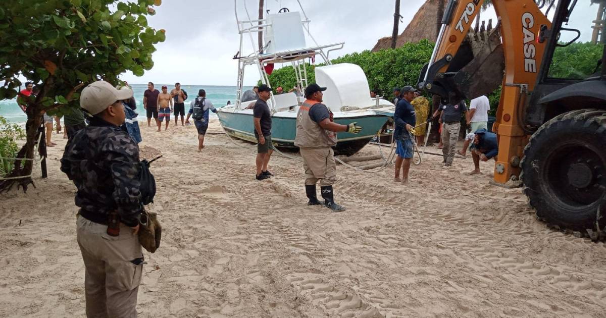 Fuerte oleaje saca embarcación a la orilla de la playa