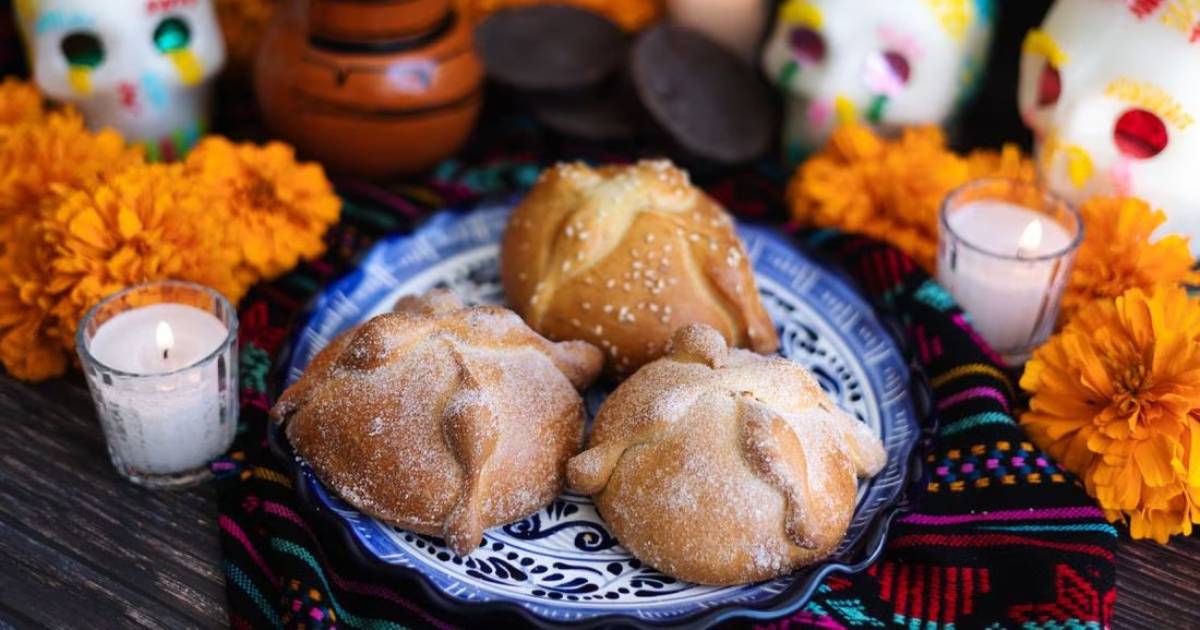 IMSS recomienda solo comer medio pan de muerto