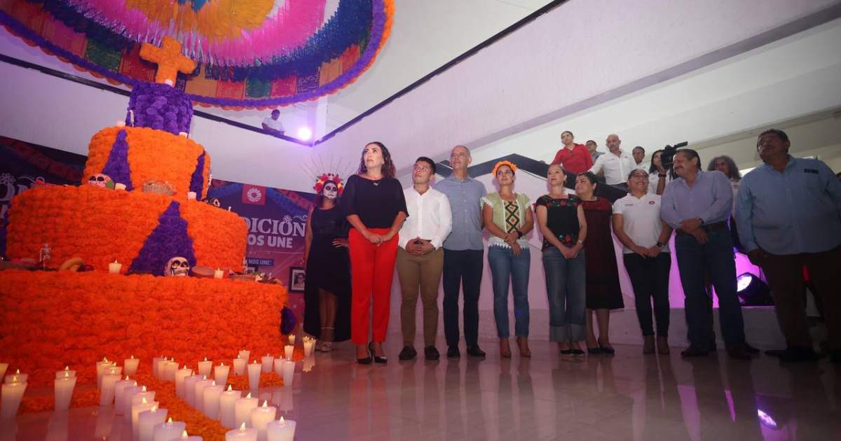 Instalan altar de ex alcaldes de Cancún en el Palacio Municipal