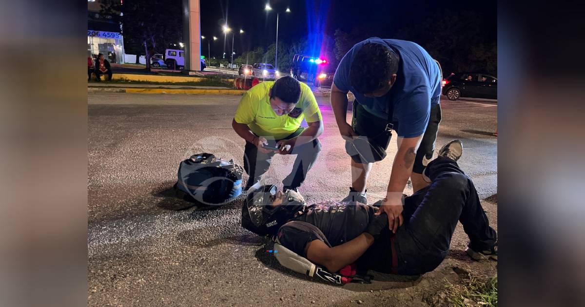 Motociclista pierde el control al ser rebasado y se estampa en banqueta