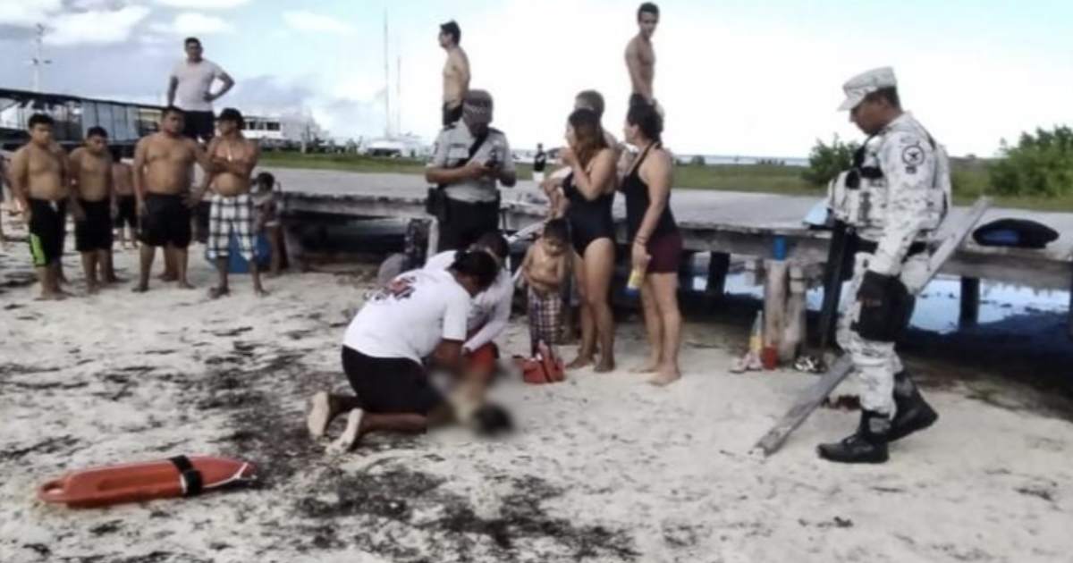 Rescatan a niña a punto de morir ahogada en playa de Cancún