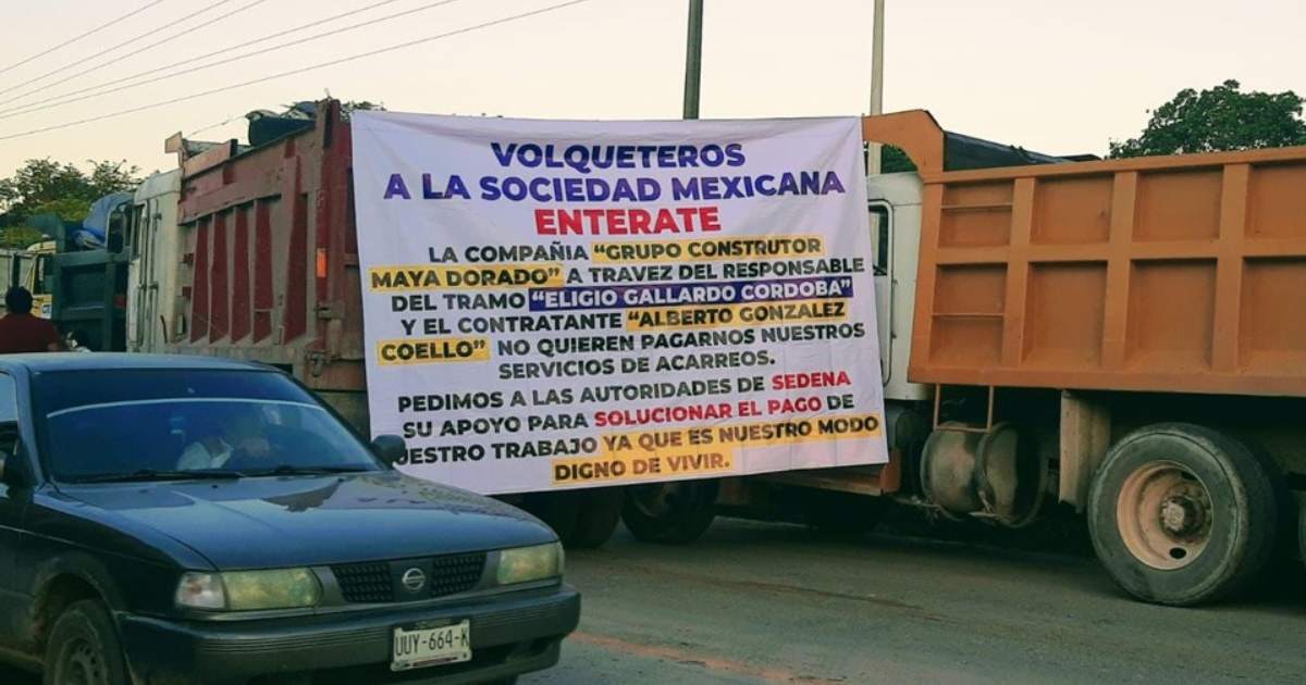 Transportistas bloquean tramo carretero al sur de Quintana Roo