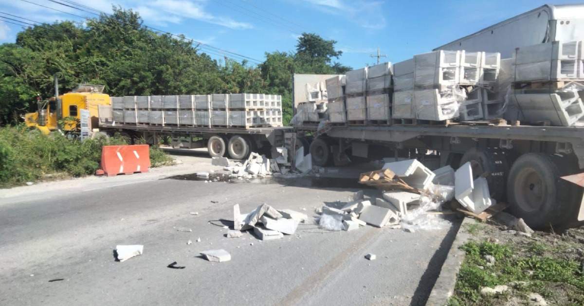 Accidente bloquea la carretera de Cancún - Puerto Morelos