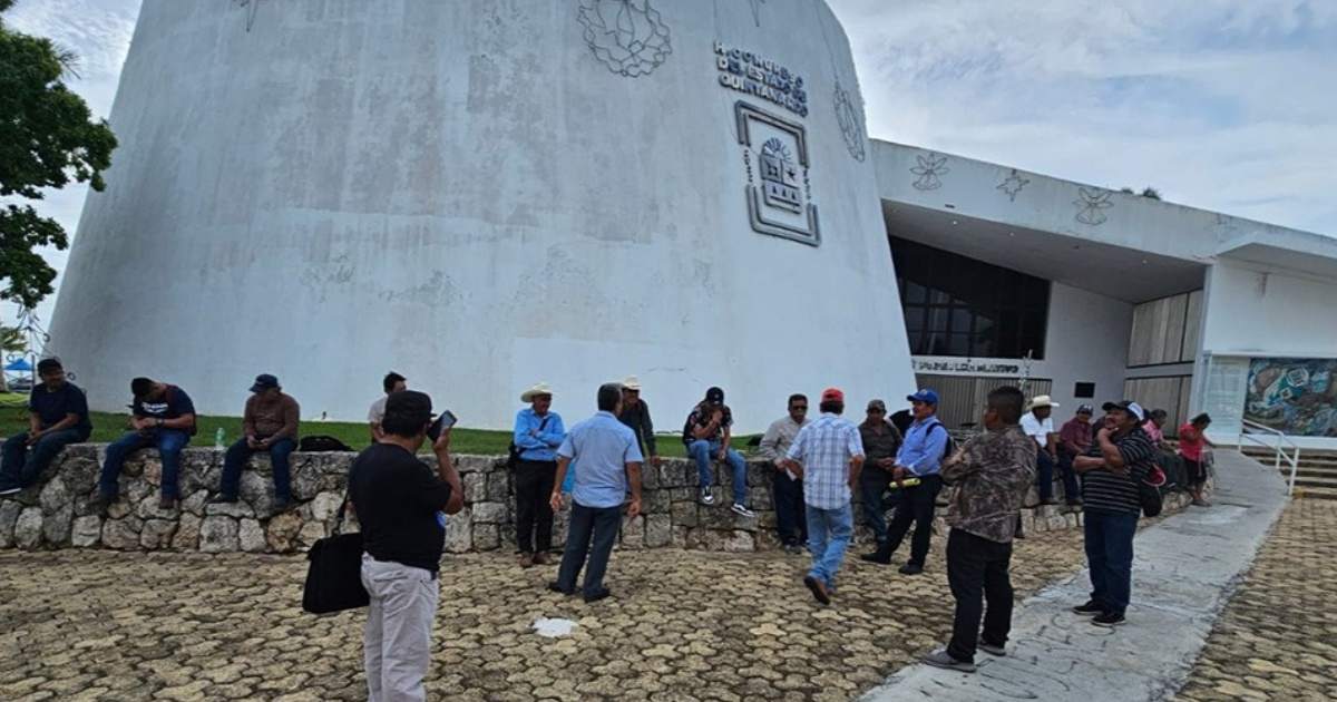 Manifestación ciudadana en el Congreso de Quintana Roo en demanda de servicios