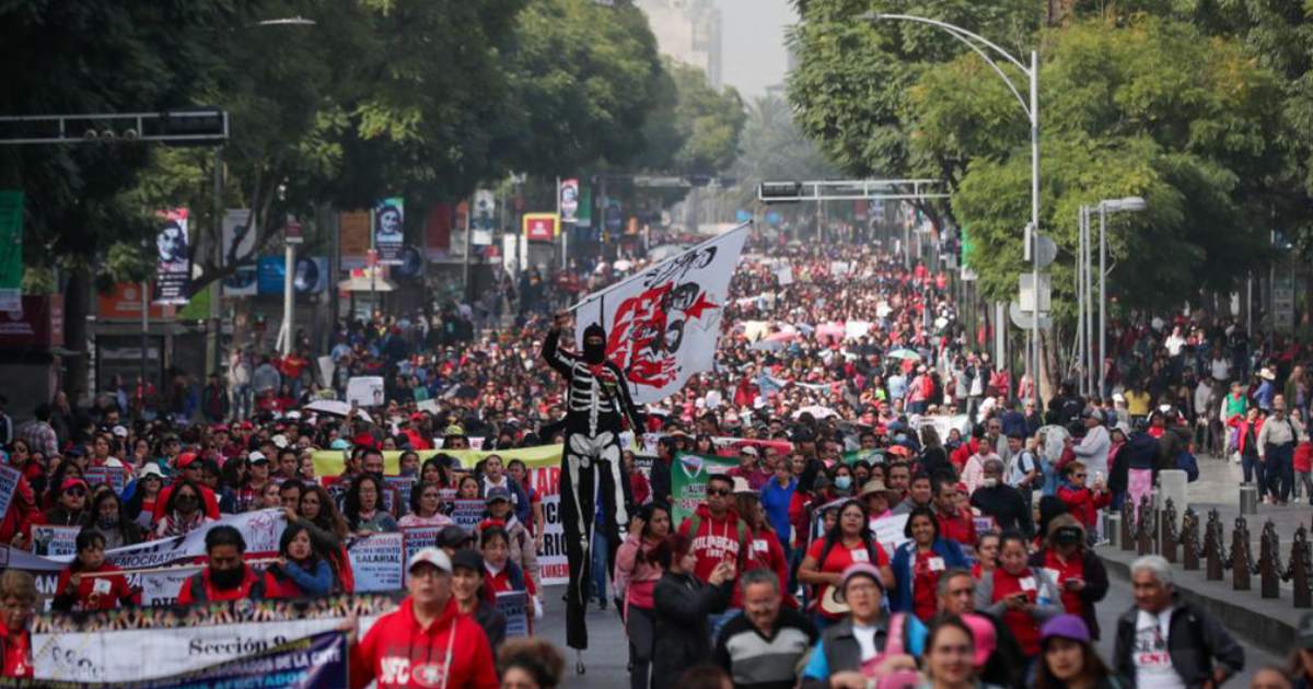 Marchan profesores de la CNTE y exigen a la SEP solución a sus demandas