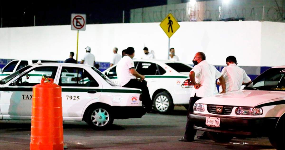 Taxistas agreden a pareja de turistas en la avenida Tulum de Cancún