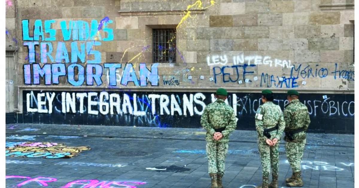 Activistas trans protestan en Palacio Nacional