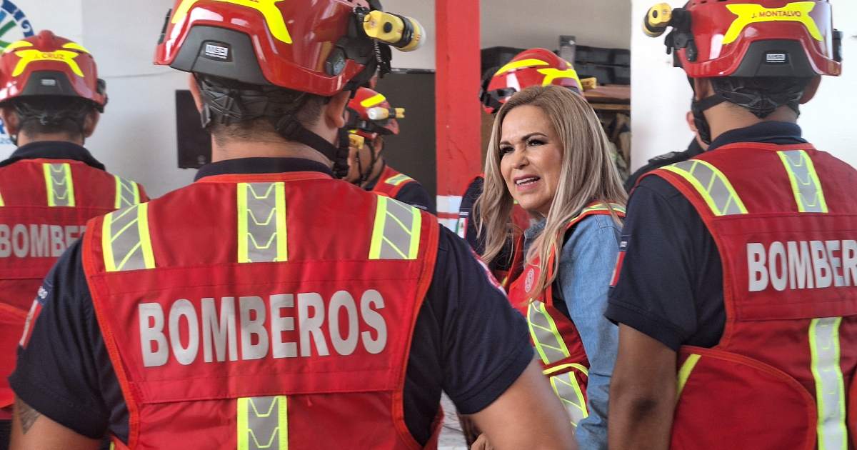 Bomberos reciben equipamiento en Solidaridad