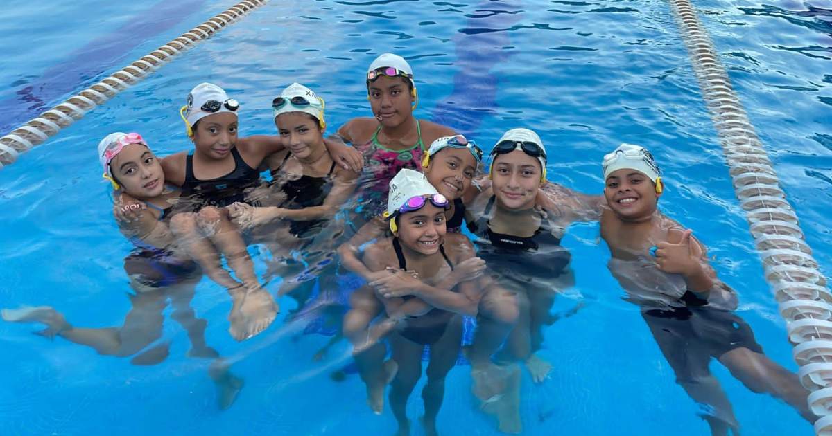 Entregan equipamiento especial a equipo de natación artística en Solidaridad