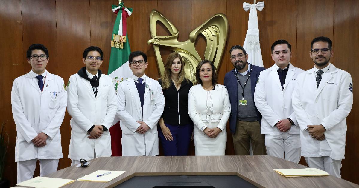 IMSS reconoce a 5 médicos internos que fueron chambelanes de quinceañera en hospital de Toluca