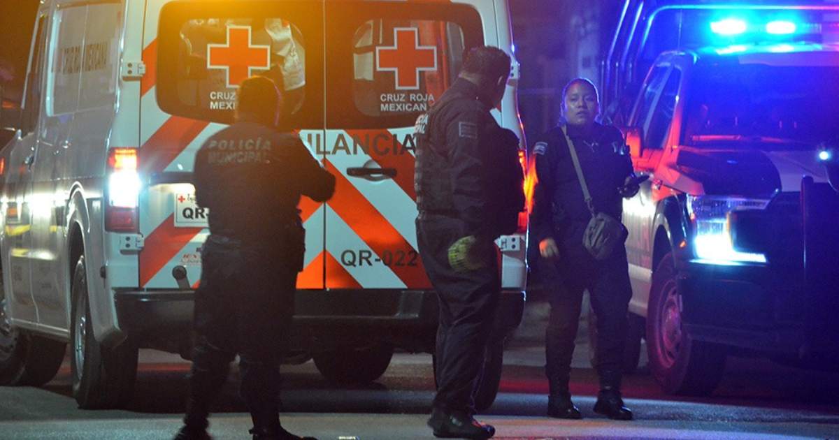 Incendian taxi con dos cuerpos en ejido Alfredo V. Bonfil en Benito Juárez