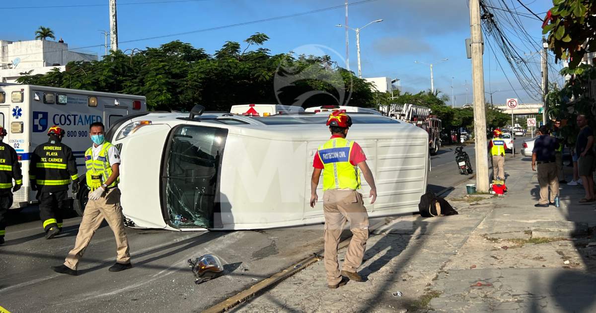 Van turística ocasionó aparatoso accidente en la avenida constituyentes de Playa del Carmen