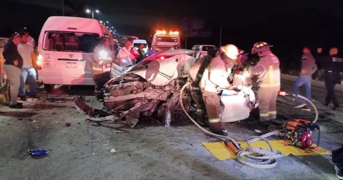 Accidente en la carretera Puerto Morelos -Cancún deja dos personas prensadas