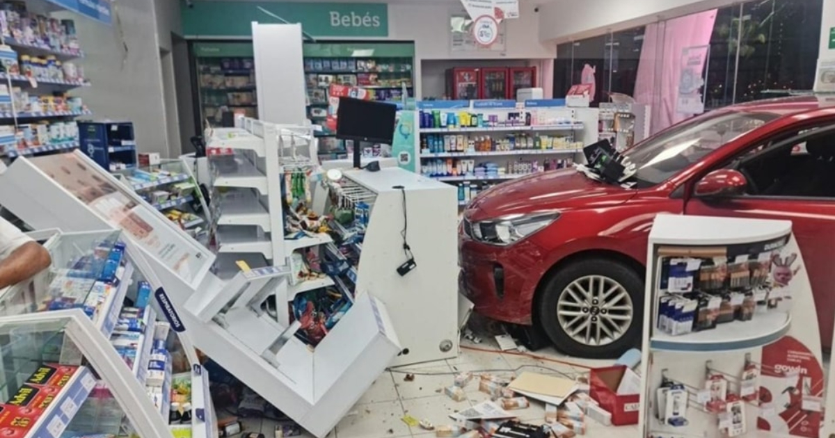 Auto se estampa contra farmacia en la Zona Hotelera de Cancún