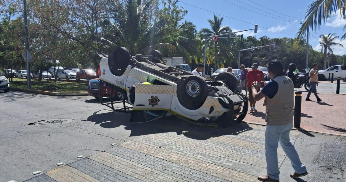 Patrulla de Cancún causa un accidente de tránsito