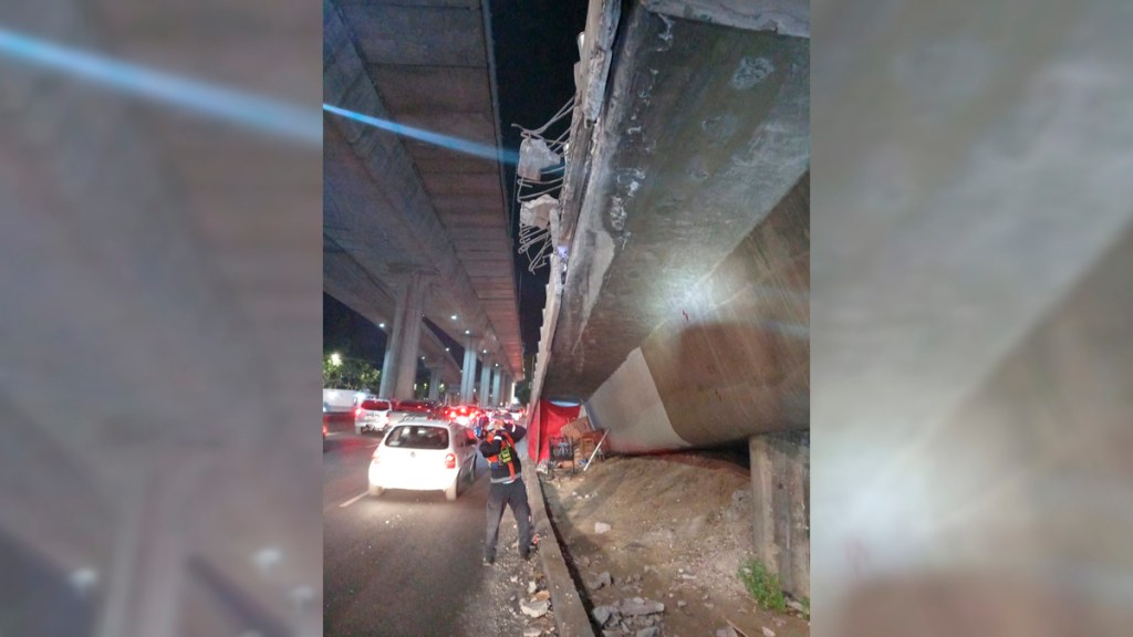 Se desprende parte del Segundo Piso del Periférico sobre Viaducto Tlalpan