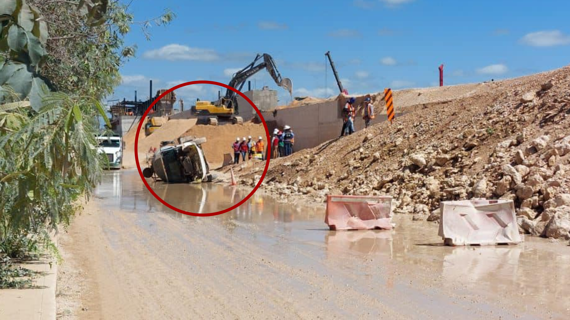 Vuelca pipa con agua en el tramo 5 del tren maya de Villas del Sol