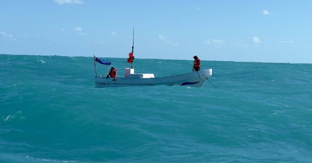 Yucatán Rescatan a pescadores tras 4 días a la deriva