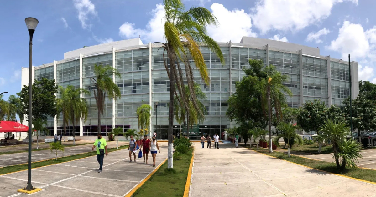 Atienden afectación por caída de plafón en área de urgencias de hospital IMSS en Cancún