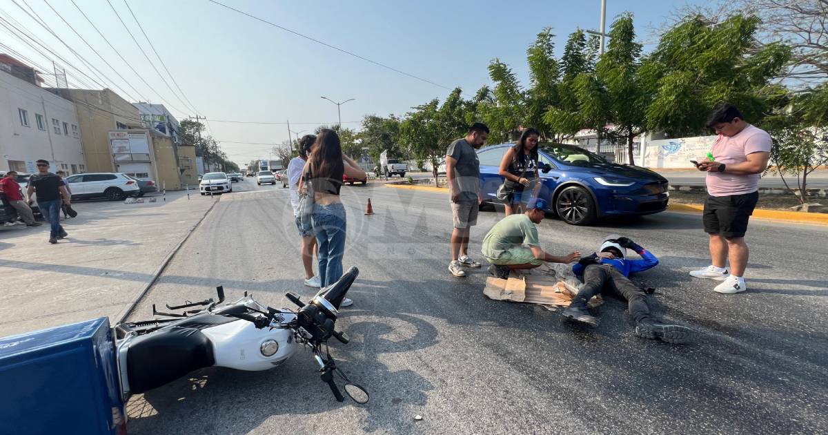 Derraman aceite en la Av.Constituyentes y provoca accidente vial