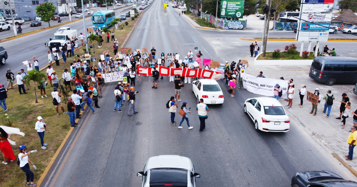 Opositores al Tren Maya bloquean carretera Cancún-Playa del Carmen