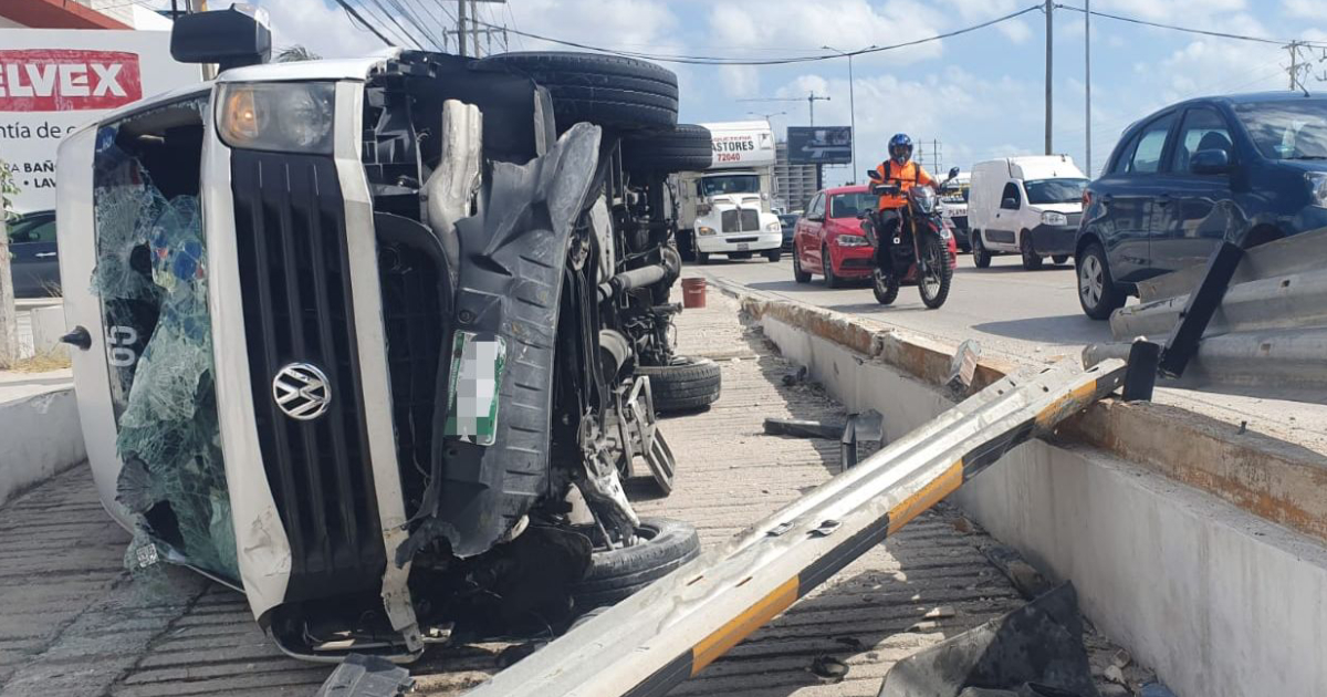 Aparatoso accidente vehicular deja conductor herido