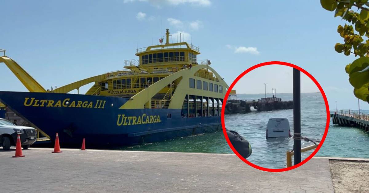 Camioneta de paquetería se hunde en el Mar Caribe