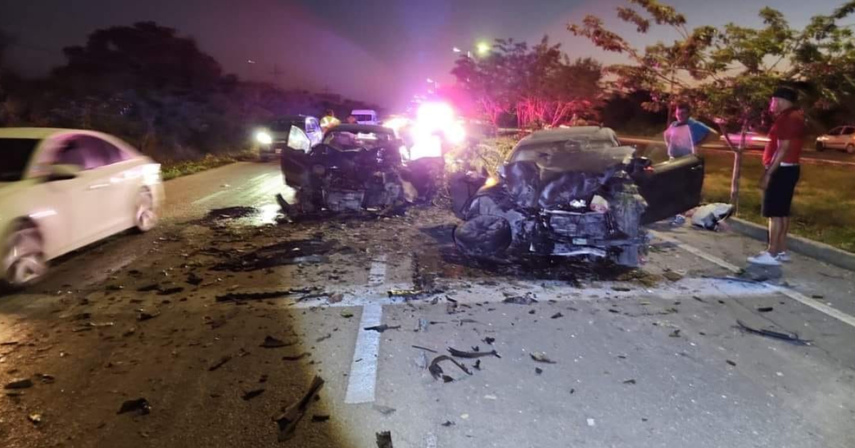 Chocan de frente dos autos en la carretera Cancún-Tulum