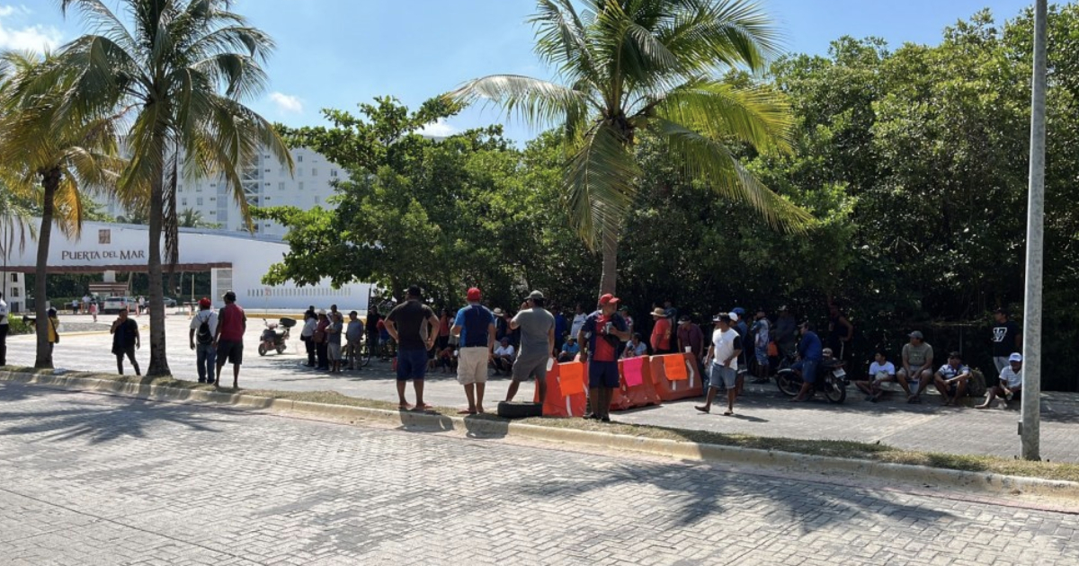 Pescadores bloquean avenida en Puerto Juárez , por un intento de desalojo