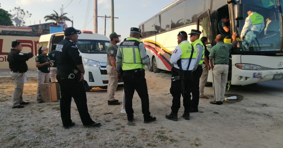 Rescatan a 67 migrantes abandonados cerca de Bacalar