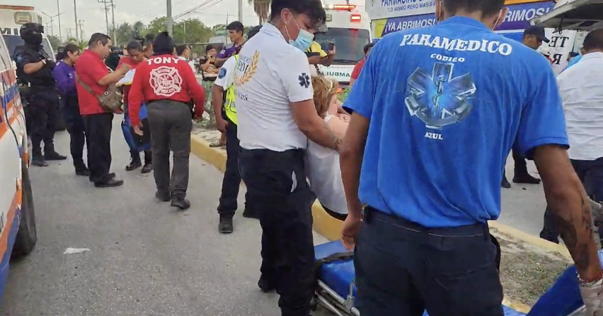 Siete personas heridas, tras choque contra una combi, en Isla Mujeres