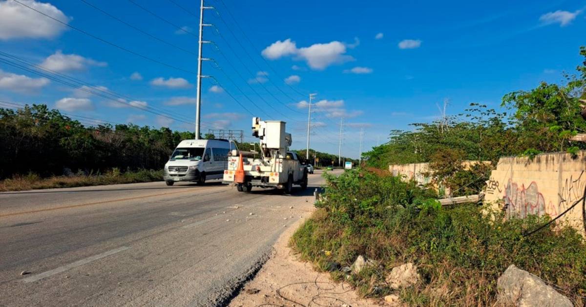 Tráiler derriba un poste y deja sin energía eléctrica a varias colonias de Tulum