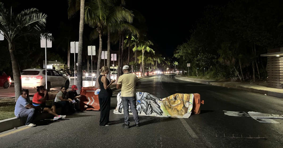 Bloquean ‘Madres Buscadoras’ la Zona Hotelera de Cancún