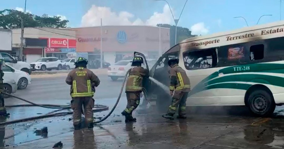 Urban del transporte público se incendia a unos metros de una gasolinera en Cancún