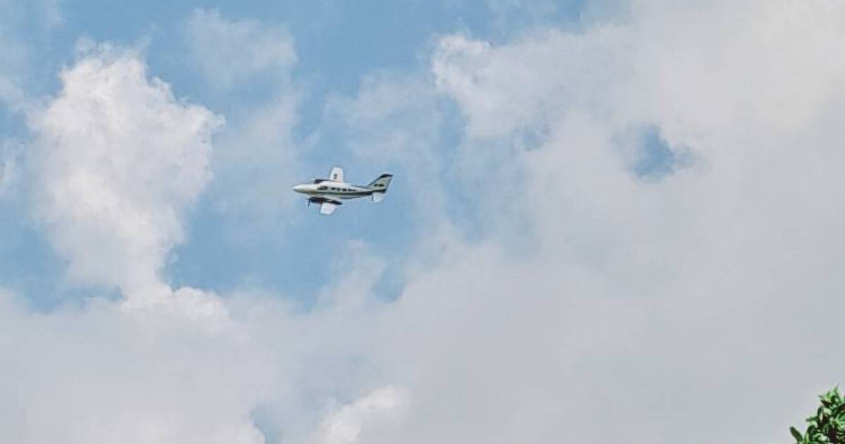 Imagen de un avión en el cielo
