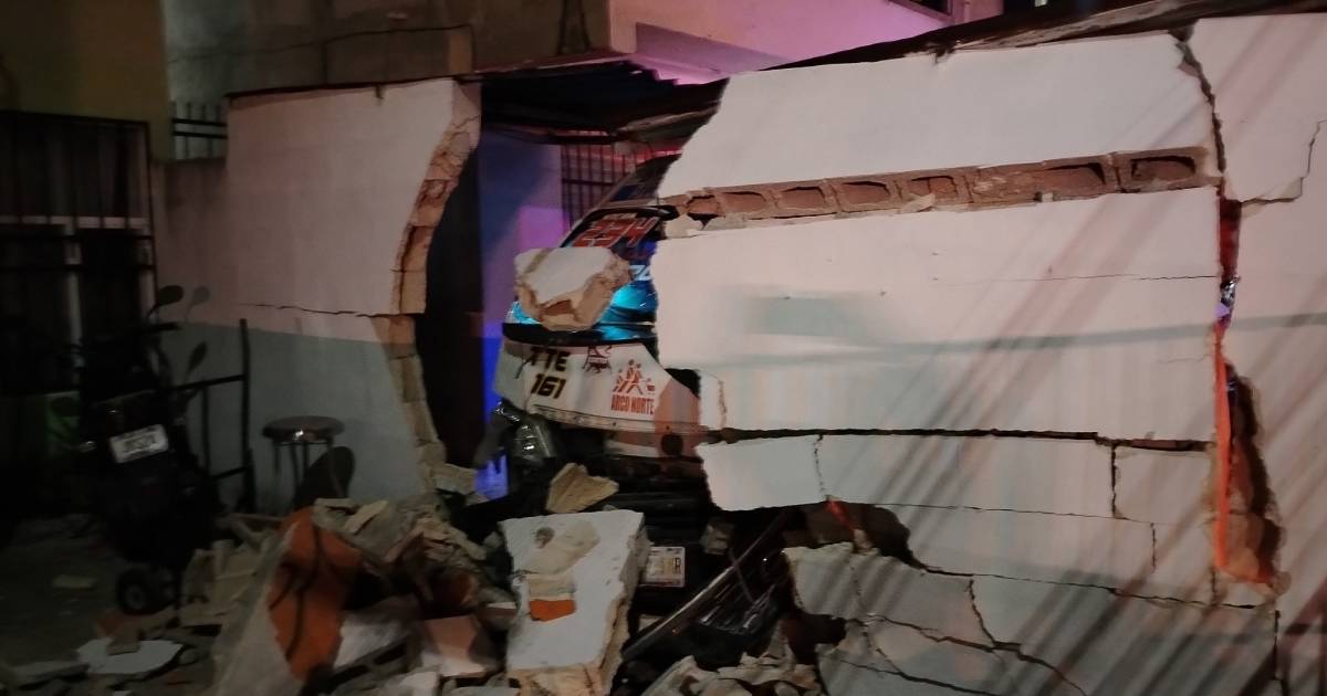 Combi de transporte público choca contra casa