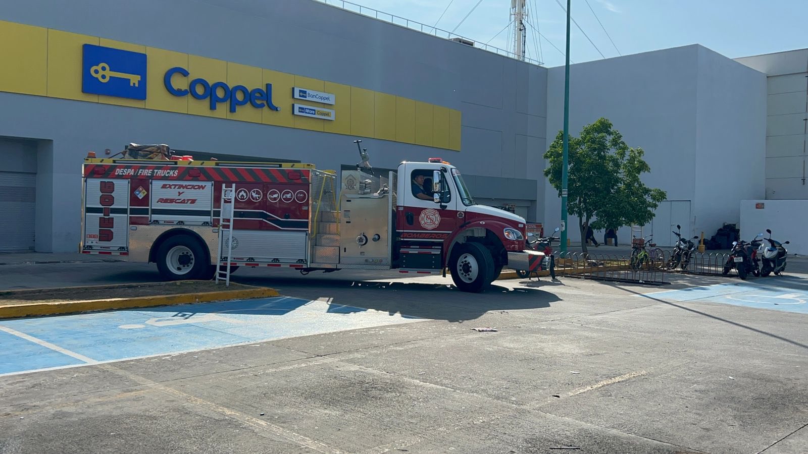 Incendio controlado en plaza