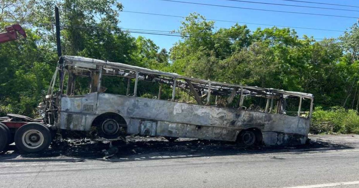 Corto causa incendio de autobús
