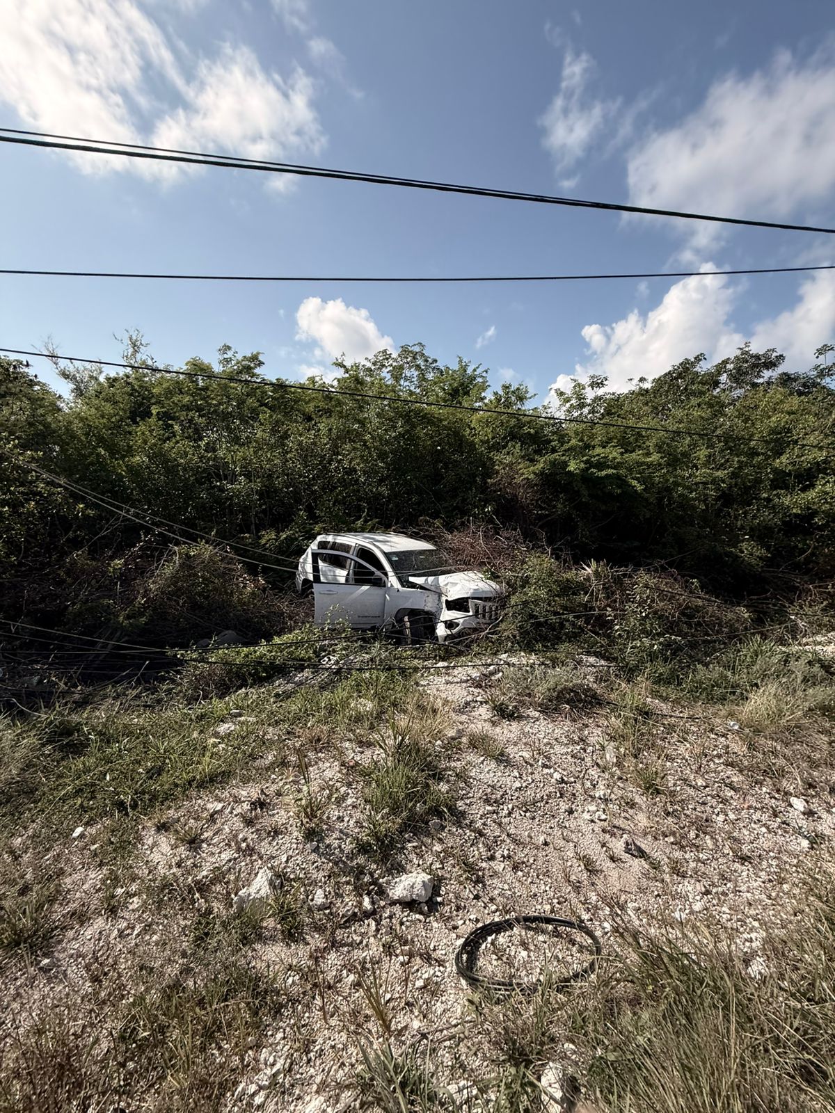 Jeep se estrelló en cenote Ya'ax Mu'ul