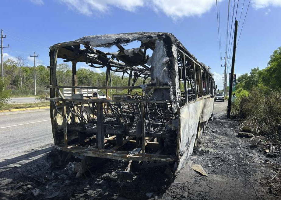 Corto causa incendio de autobús