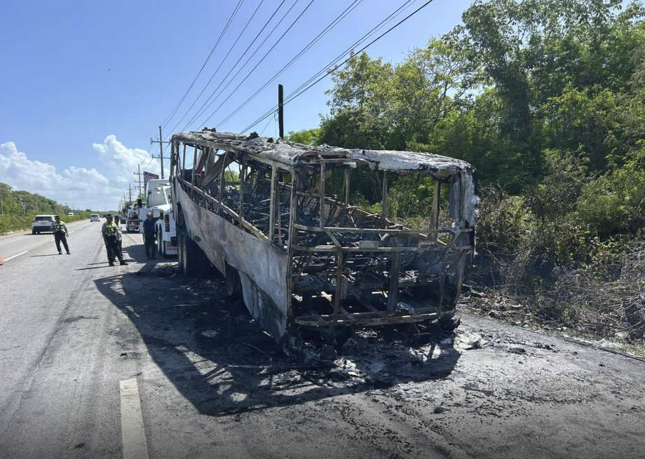 Corto causa incendio de autobús
