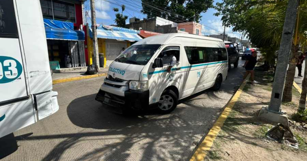 Combi chocó contra un autobús