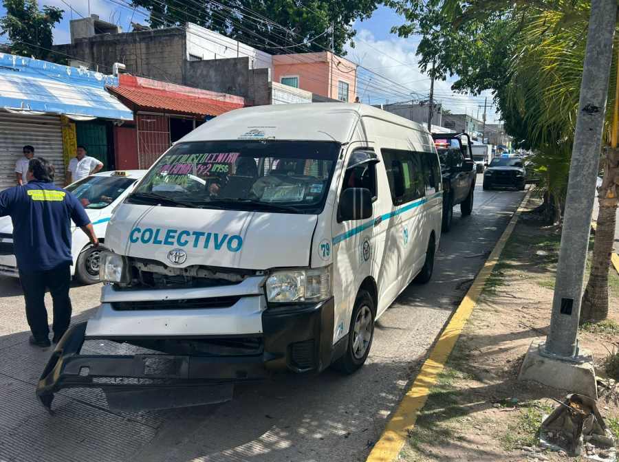 Combi chocó contra un autobús