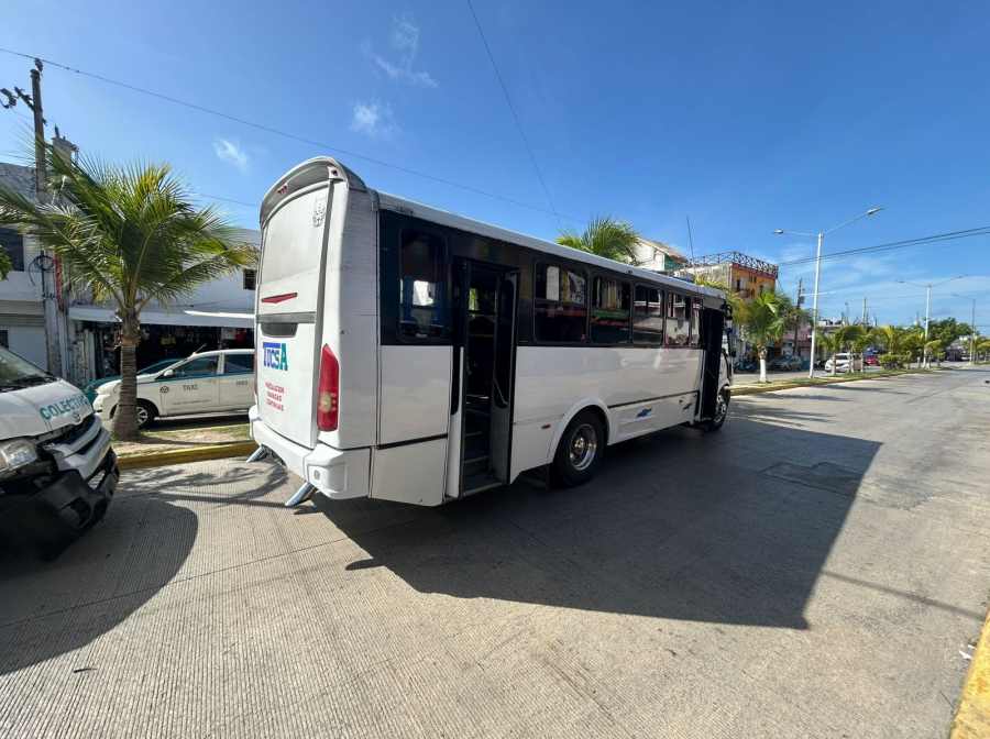 Combi chocó contra un autobús