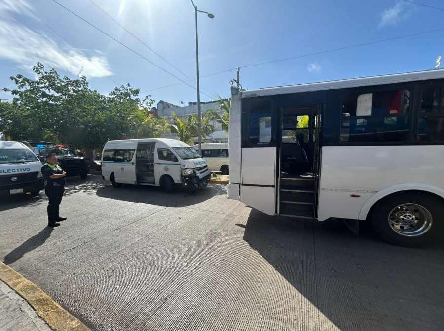 Combi chocó contra un autobús